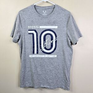 Messi 10 The GOAT Short Sleeve Frontside Graphic Tee Medium